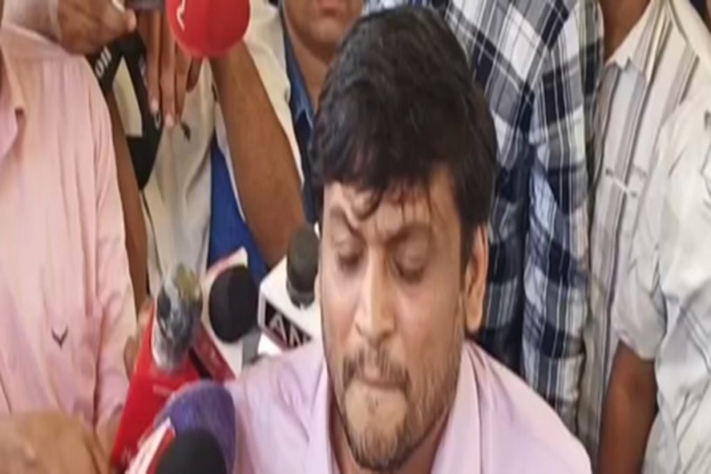 सीजेपी कोर कमेटी विवाद, अभिजीत दिपके के घर बाहर युवाओं का धरना!