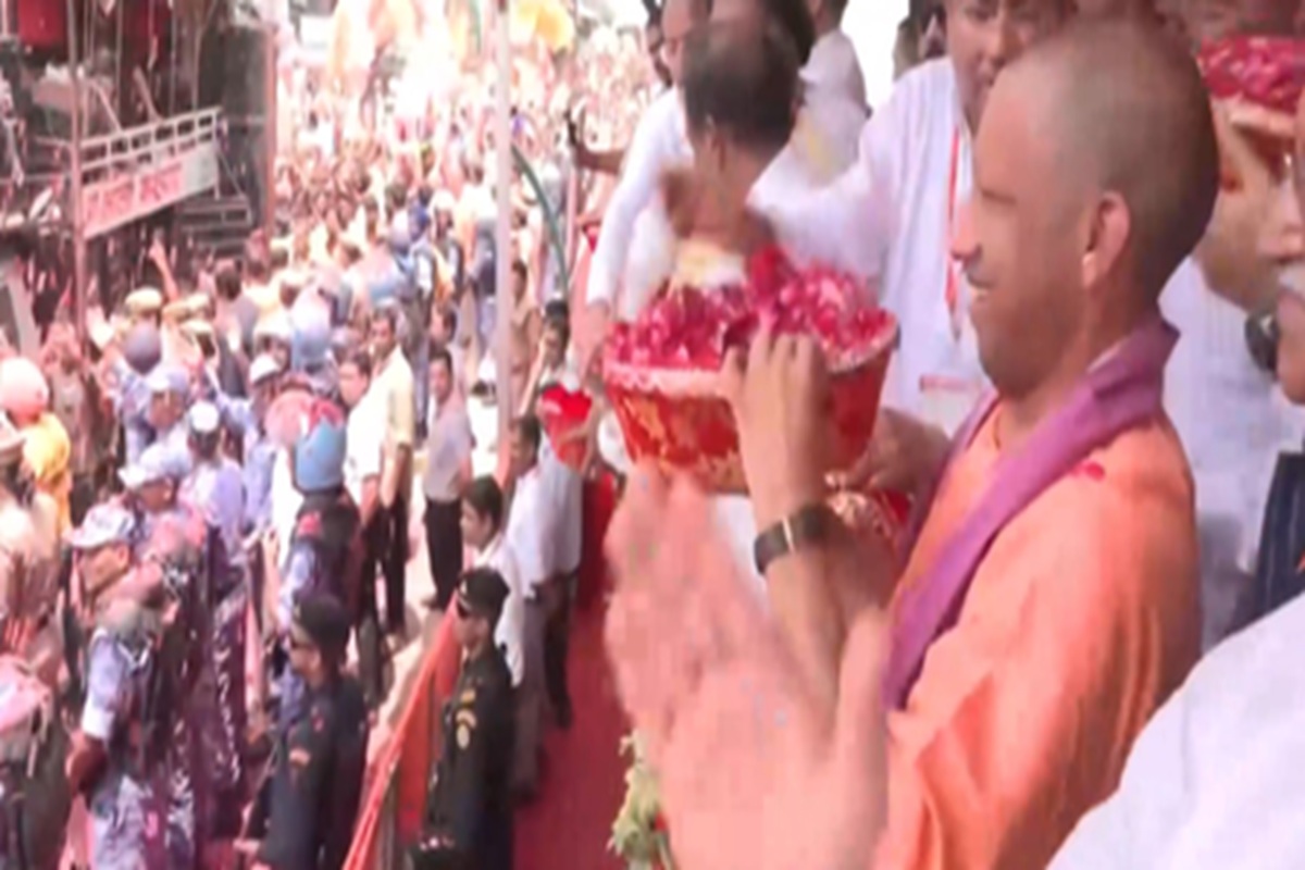 मेरठ में सीएम योगी ने कांवड़ियों पर बरसाए पुष्प, सुरक्षा सम्मान प्राथमिकता!