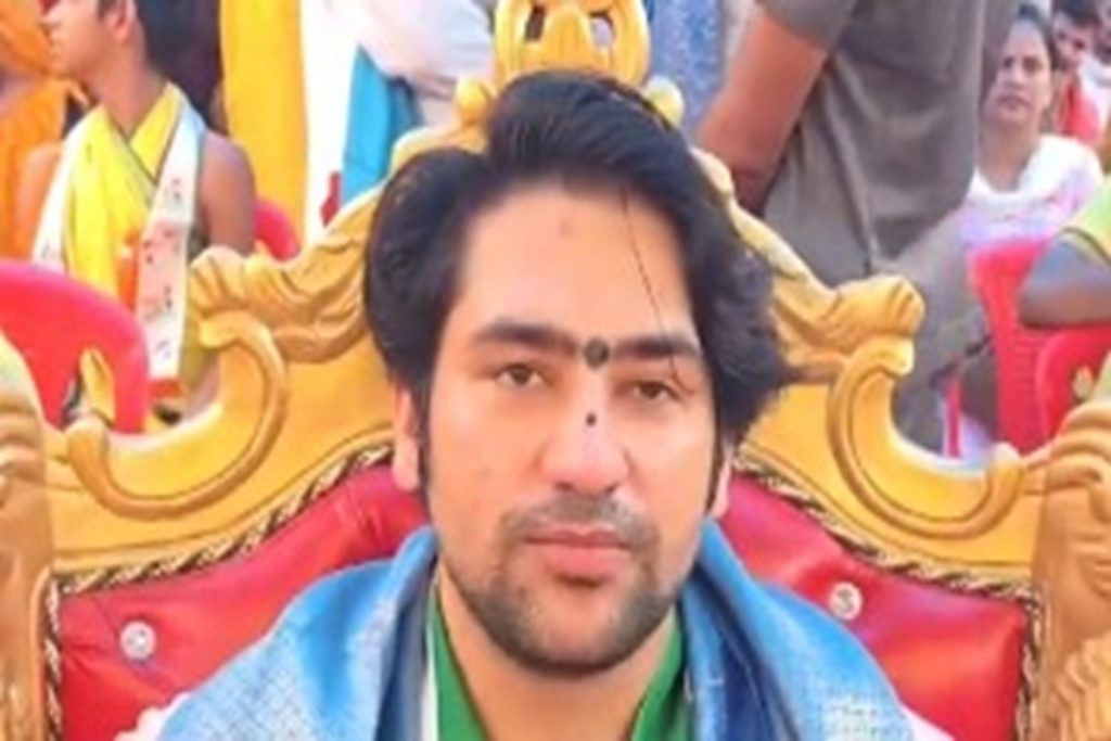 धीरेंद्र शास्त्री की युवाओं से अपील, रील्स छोड़ राष्ट्र पर दें ध्यान!