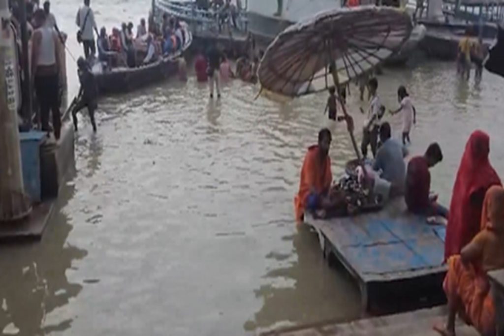 वाराणसी में हर घंटे बढ़ रहा गंगा जलस्तर, श्रद्धालुओं की आवाजाही प्रभावित!