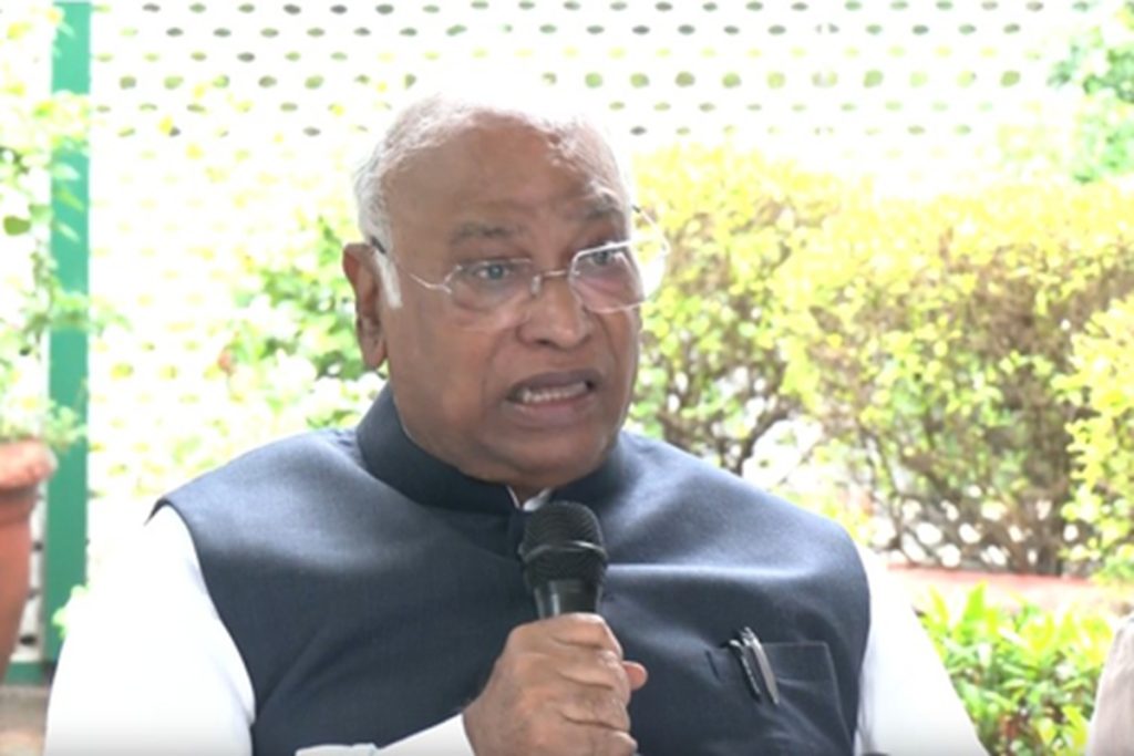 खड़गे बोले, गृह मंत्री जवाब दें, प्रधानमंत्री छात्रों से माफी मांगें!