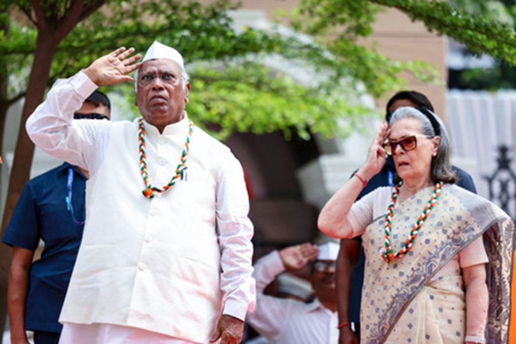 खरगे बोले, वही वंदे मातरम् गाया, अपराध है तो गांधी-वाजपेयी पर केस करें!