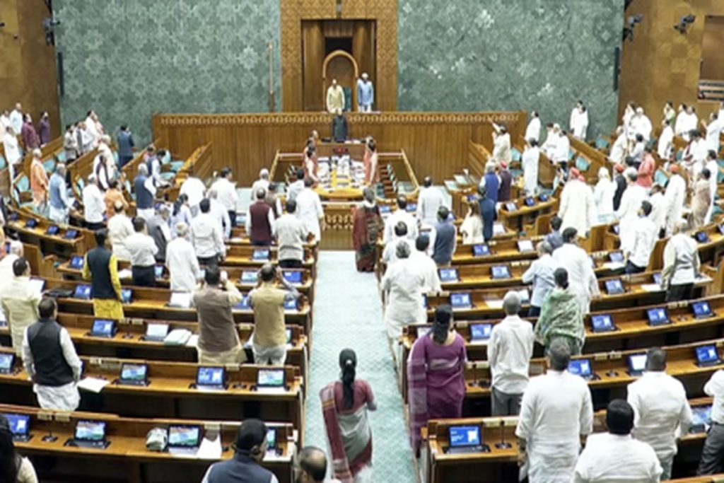 लगातार हंगामे के कारण लोकसभा की कार्यवाही बुधवार सुबह 11 बजे तक स्थगित!