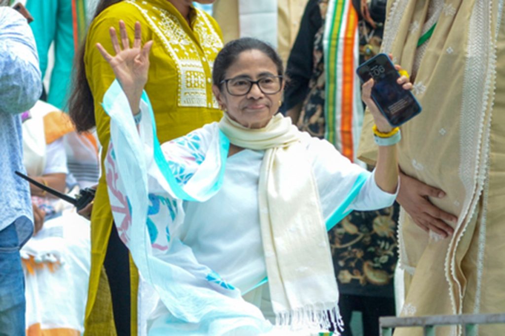 ममता बनर्जी के काफिले पर हमला, टीएमसी ने भाजपा पर लगाया आरोप!