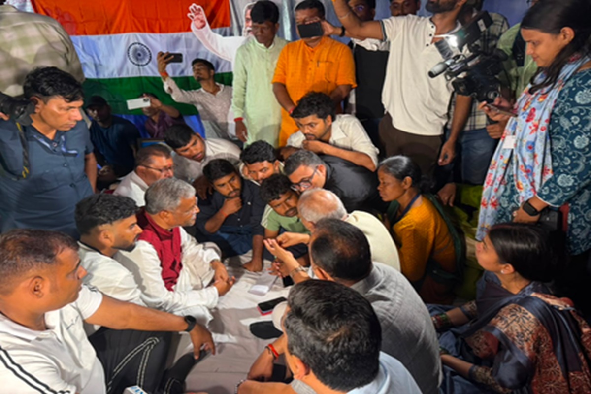 आंदोलनकारी छात्रों से मिले मरांडी, सीबीआई जांच की उठाई मांग!