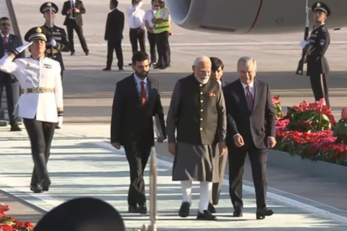 मिर्जियोयेव ने खास अंदाज में ताशकंद एयरपोर्ट पर पीएम मोदी का स्वागत!