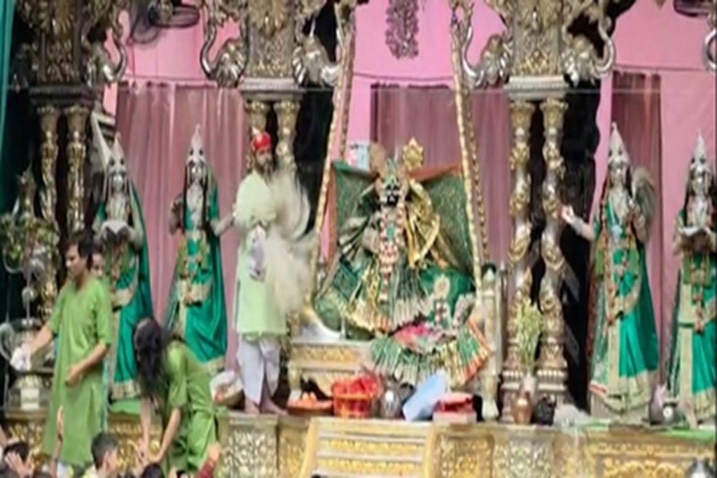 हरियाली तीज पर हरे रंग में सजे बांके बिहारी, राधा संग झूले!