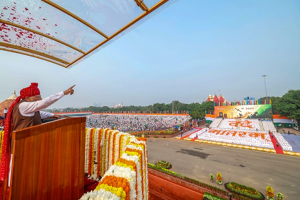 लाल पगड़ी में पीएम मोदी, वंदे मातरम से नारी शक्ति तक संदेश! 