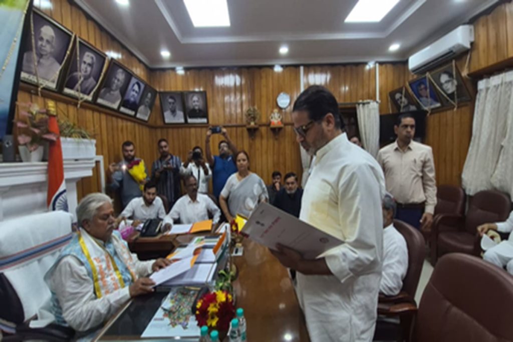 प्रशांत किशोर ने विधायक पद की शपथ ली, बोले- विधानसभा सदस्य बनना गर्व!