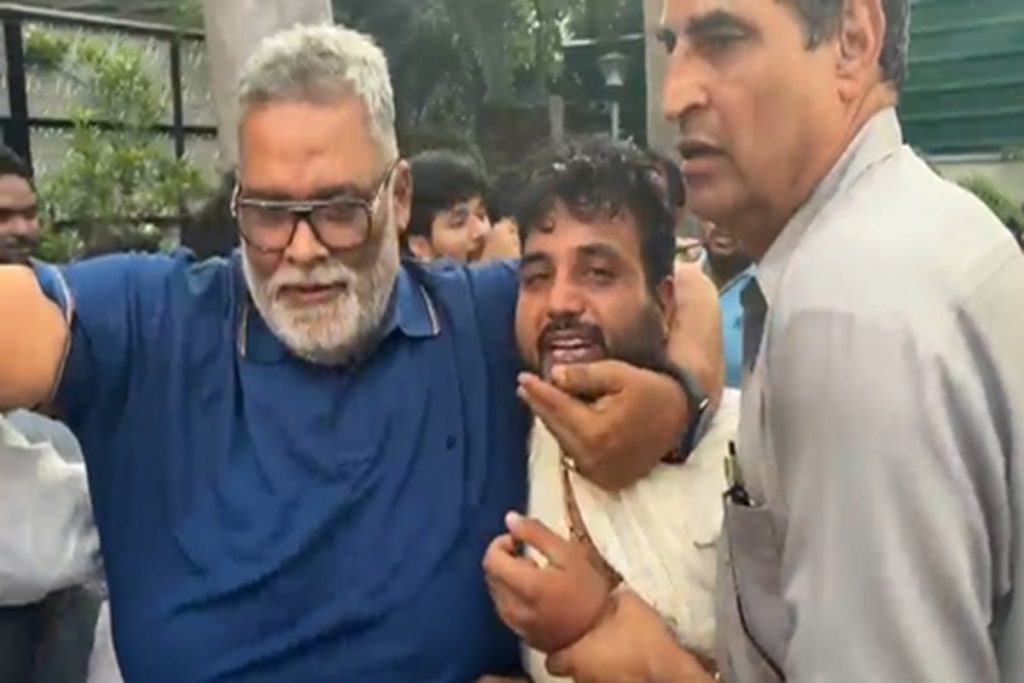 प्रेस कॉन्फ्रेंस में पप्पू यादव पर चप्पल हमला, साजिश का आरोप!