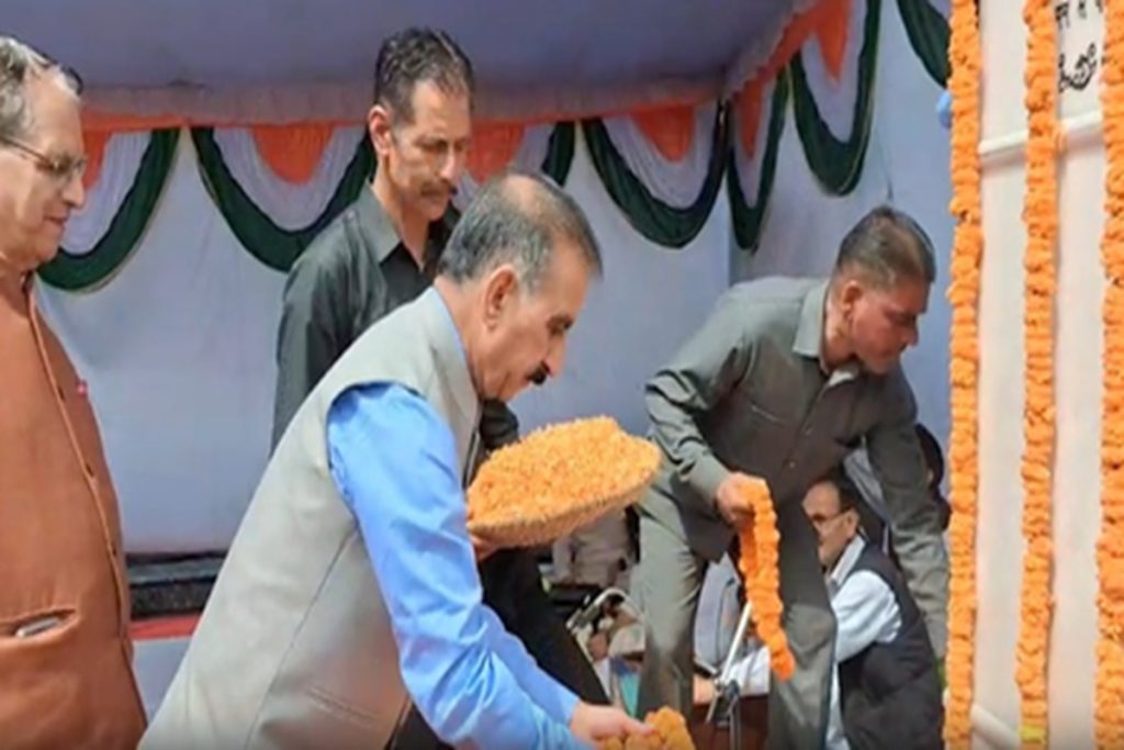 वाजपेयी पुण्यतिथि पर सुक्खू ने दी श्रद्धांजलि, पेपर लीक से किया इनकार!