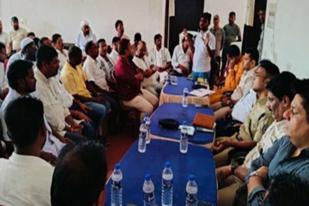 जामताड़ा में धार्मिक टिप्पणी से तनाव, भीड़ ने घर और पुलिस वाहन तोड़े!
