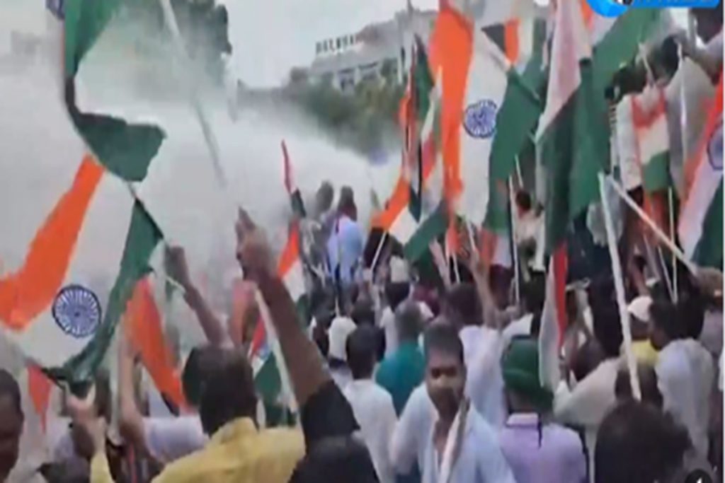 बिहार में आरजेडी मार्च में हंगामा, तेजस्वी यादव हिरासत में लिए गए!