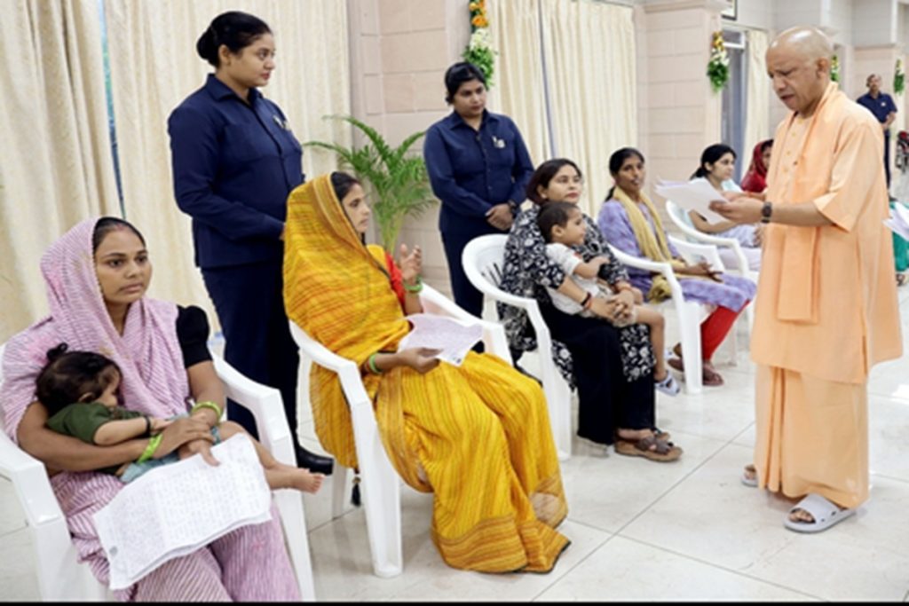 बारिश में थैलेसीमिया पीड़ित बच्चे संग पहुंची महिला, योगी ने मदद का आश्वासन दिया!