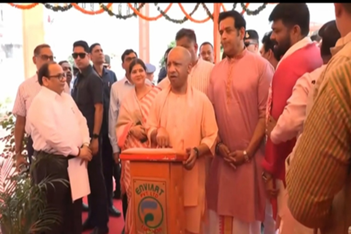 योगी ने चुटकी ली, पूछा- रवि किशन-कालीबाड़ी बाबा की फिल्म कितनों ने देखी?