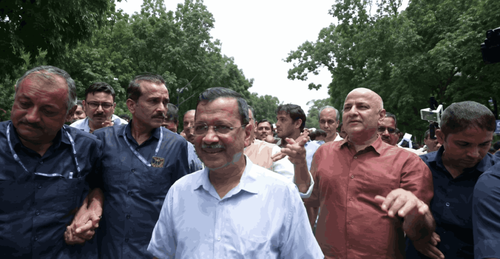 PM हाउस जा रहे E20 पेट्रोल के 100 पीड़ितों को पुलिस ने रोका; केजरीवाल धरने पर बैठे