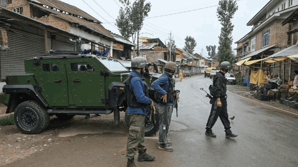 जम्मू-कश्मीर में हाई अलर्ट; हाईवे बंद, अमरनाथ यात्रा भी सस्पेंड