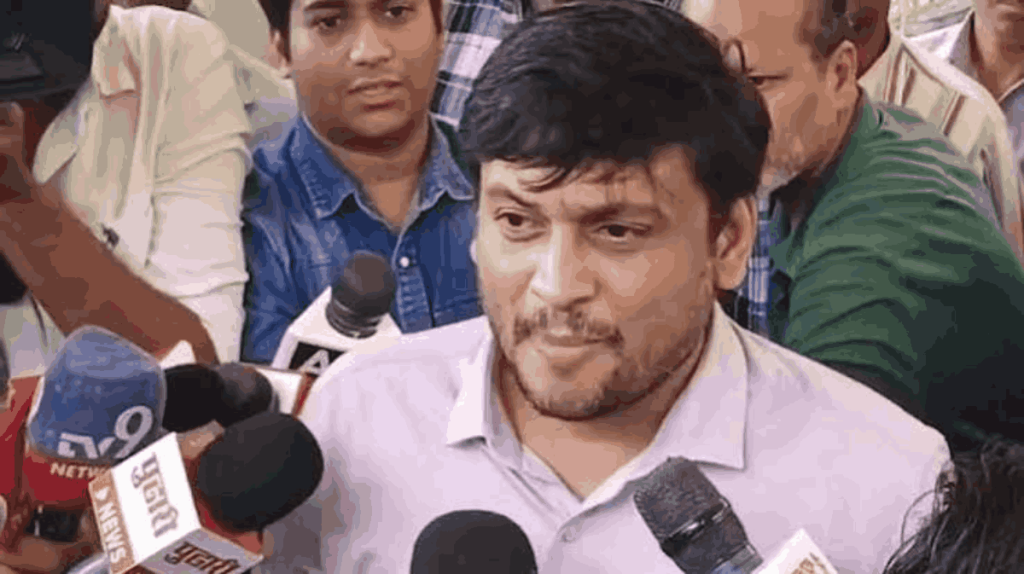 अपने ही कार्यकर्ताओं के निशाने पर ‘कॉकरोच’ नेतृत्व