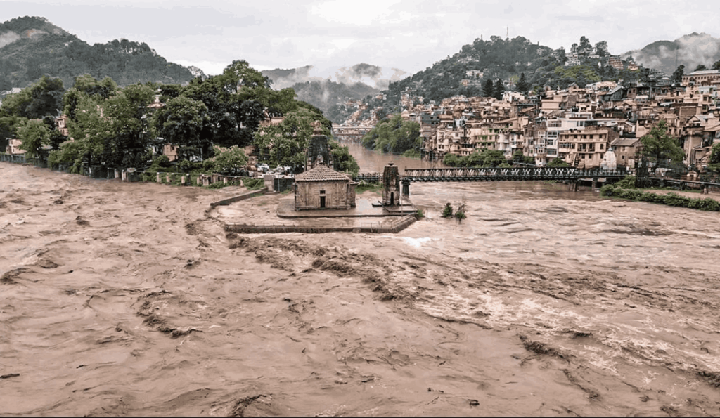 हिमाचल प्रदेश में भारी बारिश से तबाही; 145 सड़कें बंद