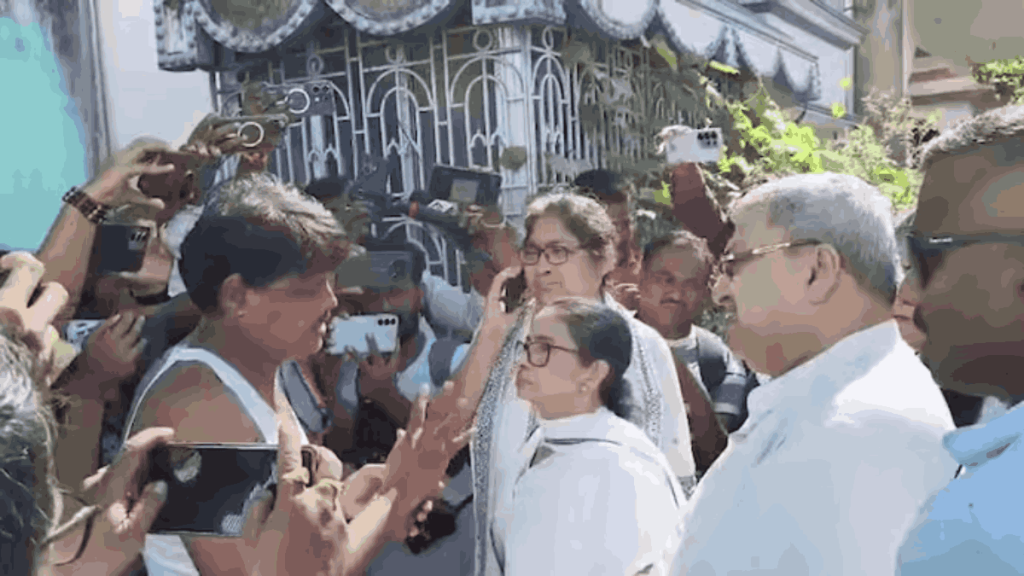 बंगाल में ममता बनर्जी के काफिले पर हमला