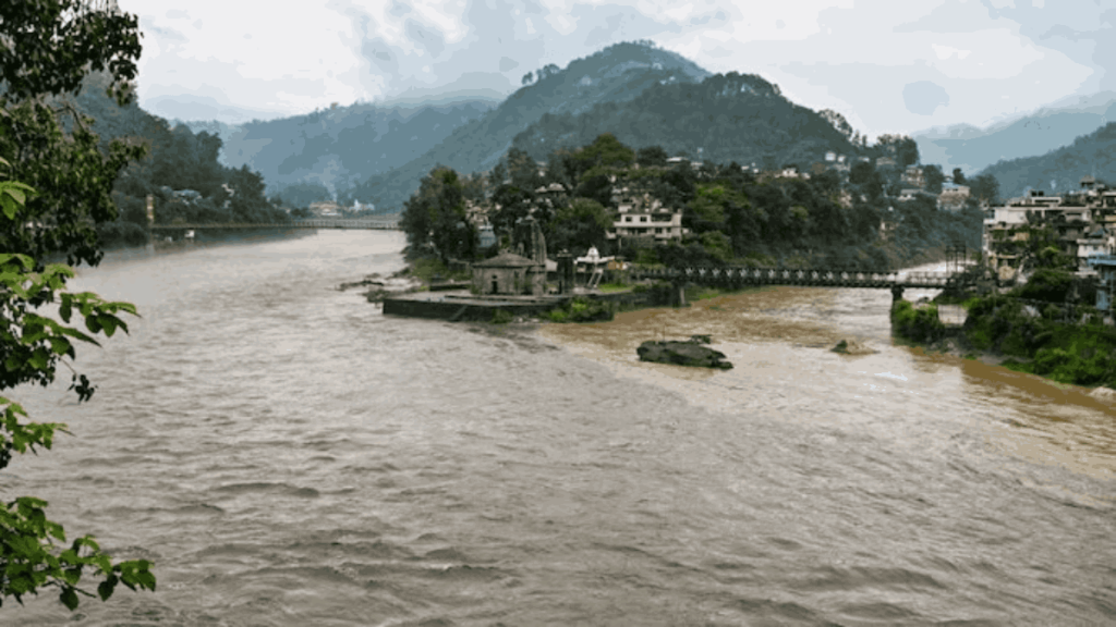 हिमाचल में भारी बारिश से आफत, 259 सड़कें बंद