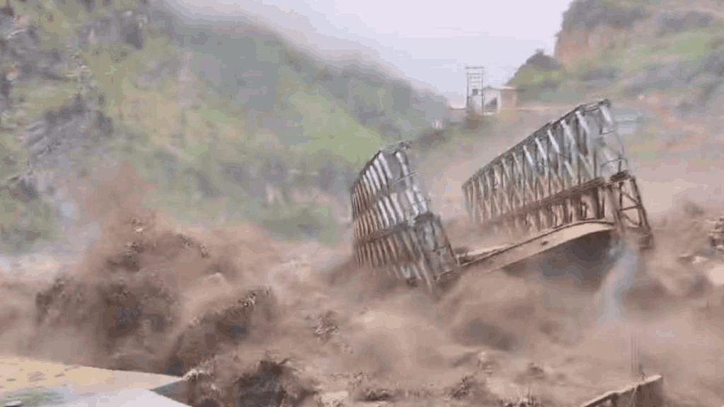 उत्तराखंड में भारी बारिश से तबाही; पुल बह गया