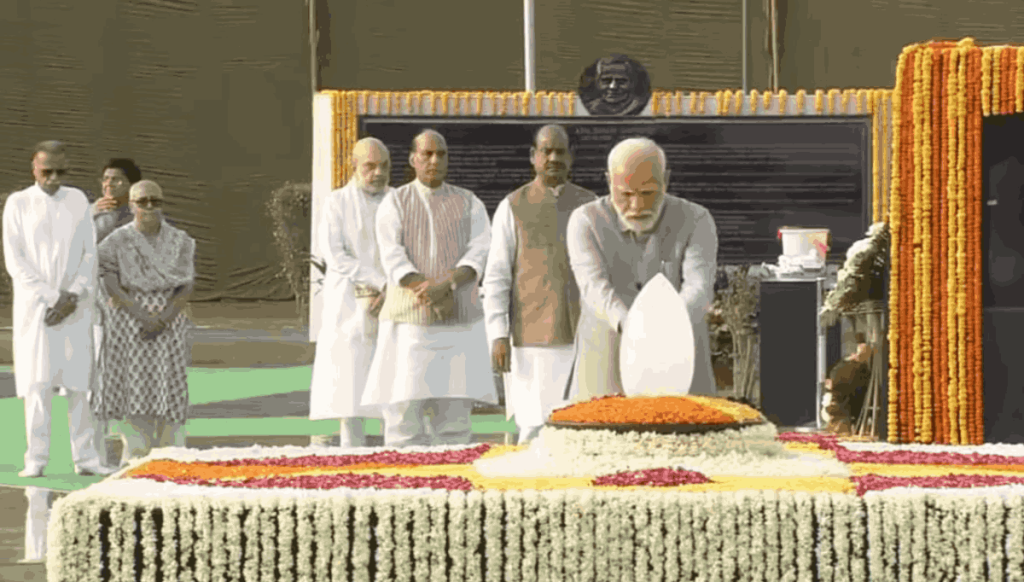 प्रधानमंत्री मोदी पहुंचे ‘सदैव अटल’, पूर्व प्रधानमंत्री वाजपेयी को दी श्रद्धांजलि