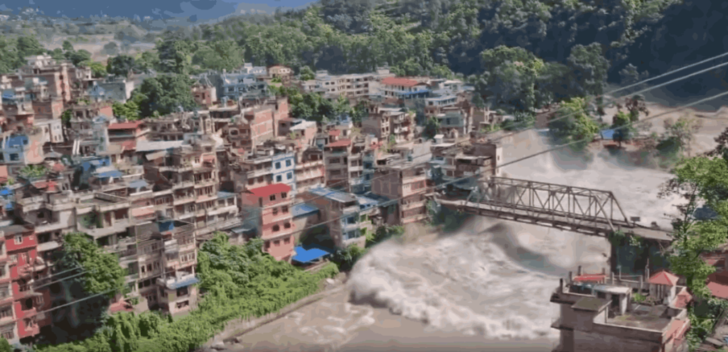 हज़ारों लोग अचानक आई बाढ़ में बह गए