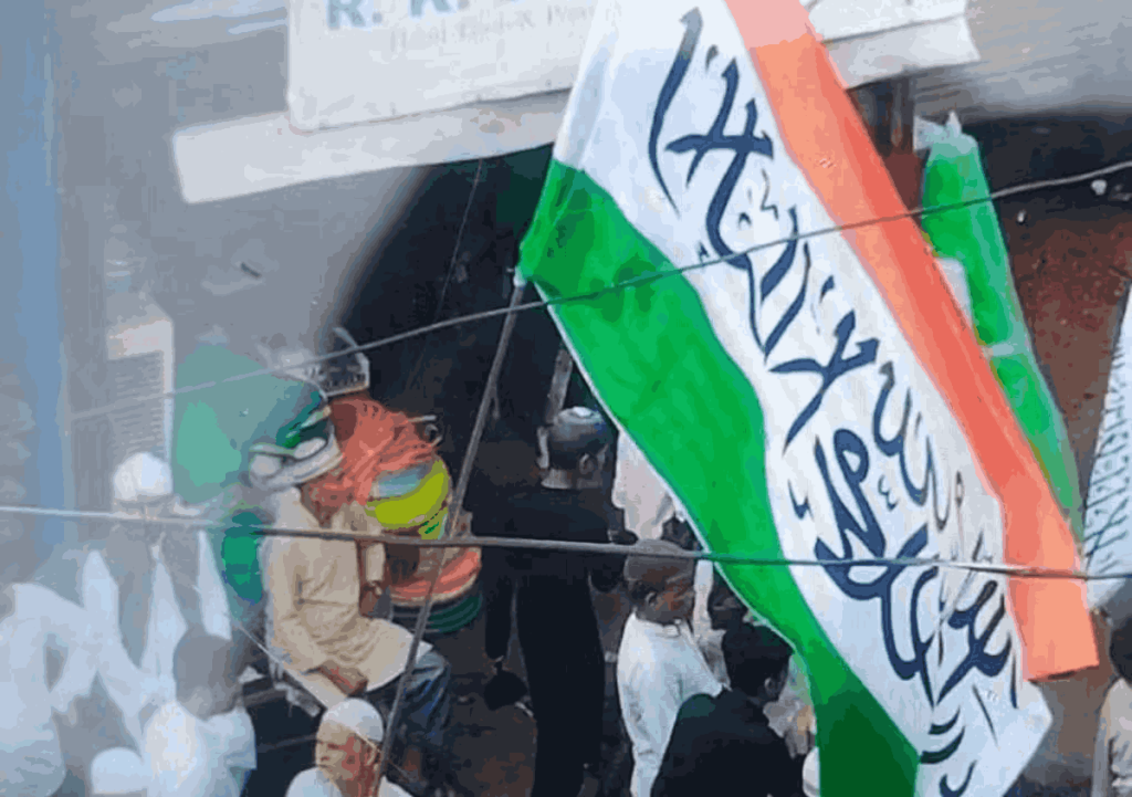 तिरंगे में अशोक चक्र की जगह लिखा कलमा, मुकदमा दर्ज