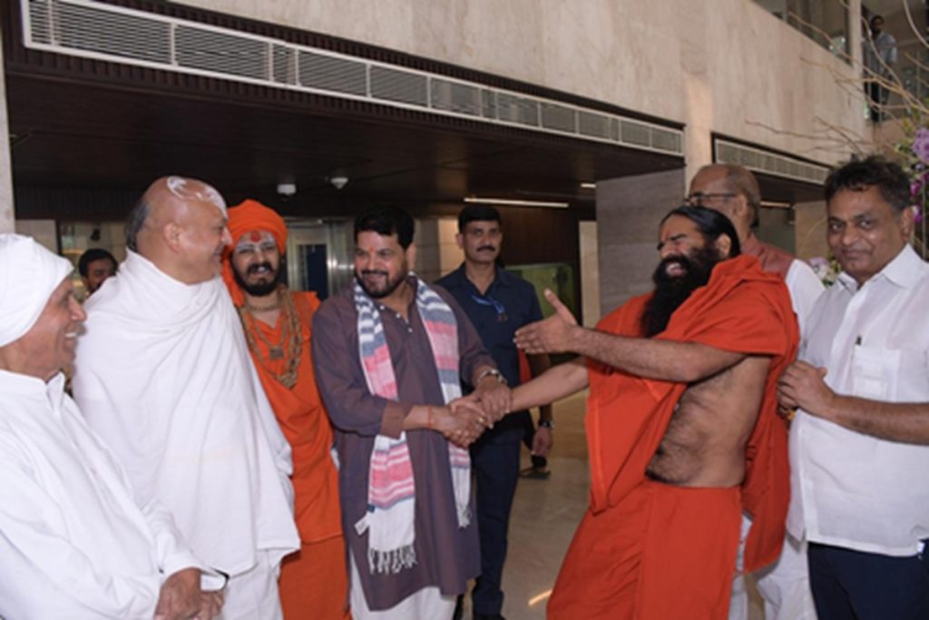 बाबा रामदेव और बृजभूषण शरण सिंह में विवाद खत्म, गलतफहमी हुई दूर!