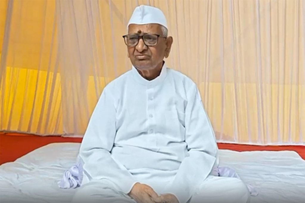 ‘जीवित रहने तक लोगों की सेवा करना चाहता हूं’, अस्पताल से छुट्टी मिलने पर अन्ना हजारे!