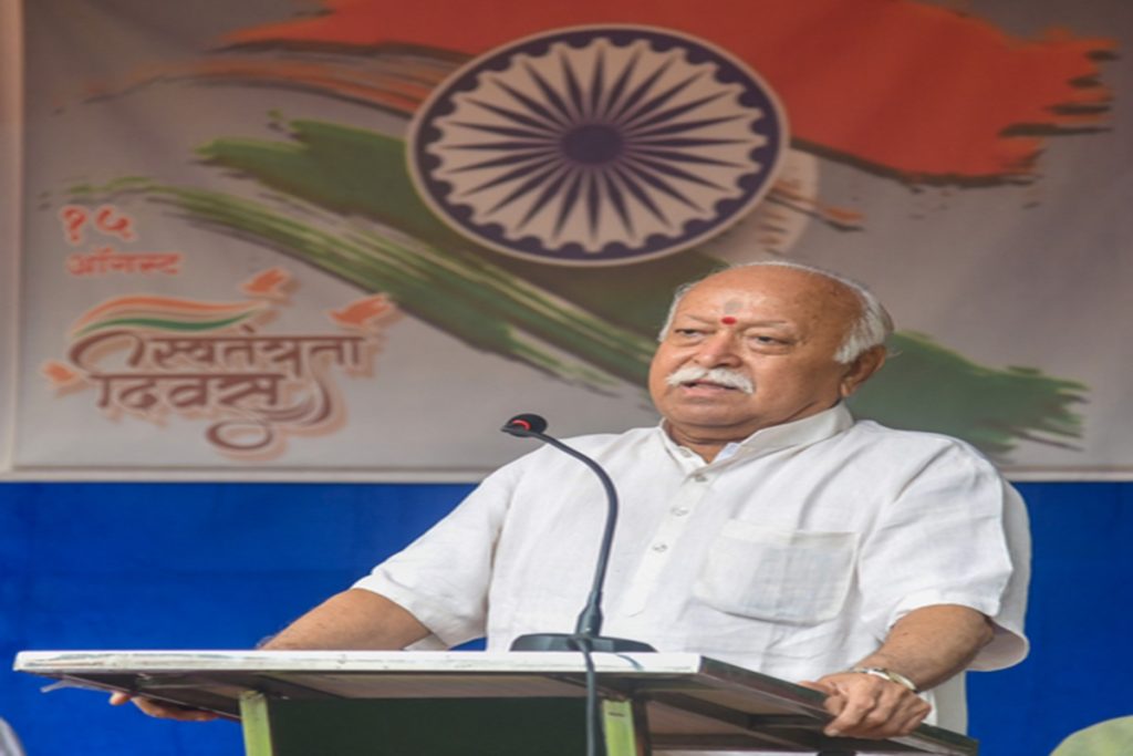 वीएचपी गाइडलाइन पर विपक्ष हमलावर, भागवत के बयान में विरोधाभास का आरोप!