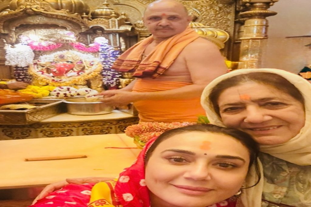 प्रीति जिंटा ने सिद्धिविनायक की पुरानी तस्वीरों संग दी शुभकामनाएं!