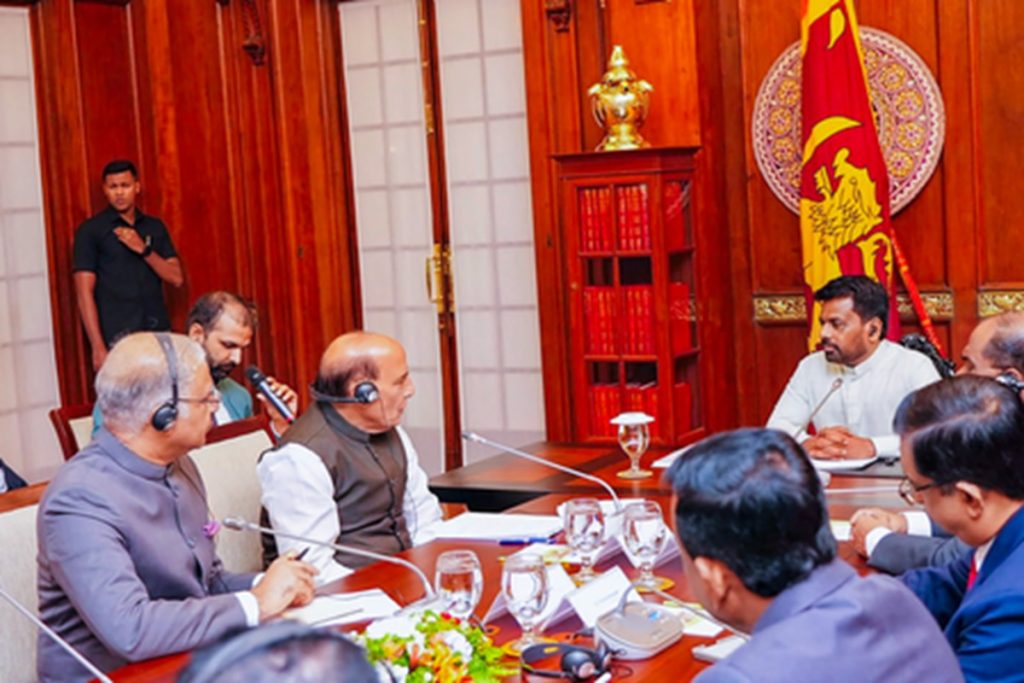 राजनाथ सिंह ने श्रीलंका के राष्ट्रपति से की मुलाकात, पीएम मोदी की ओर से दीं शुभकामनाएं!