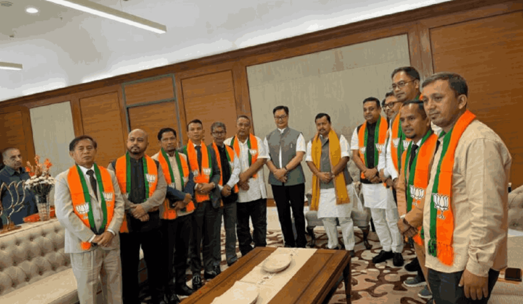 राजनीति में बड़ा भूचाल! एक और पार्टी टूटी; 8 MLA BJP में शामिल
