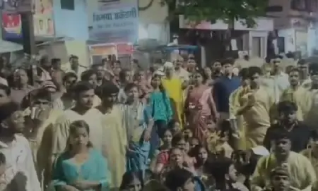 गणेश विसर्जन जुलूस के दौरान दो पक्ष भिड़े