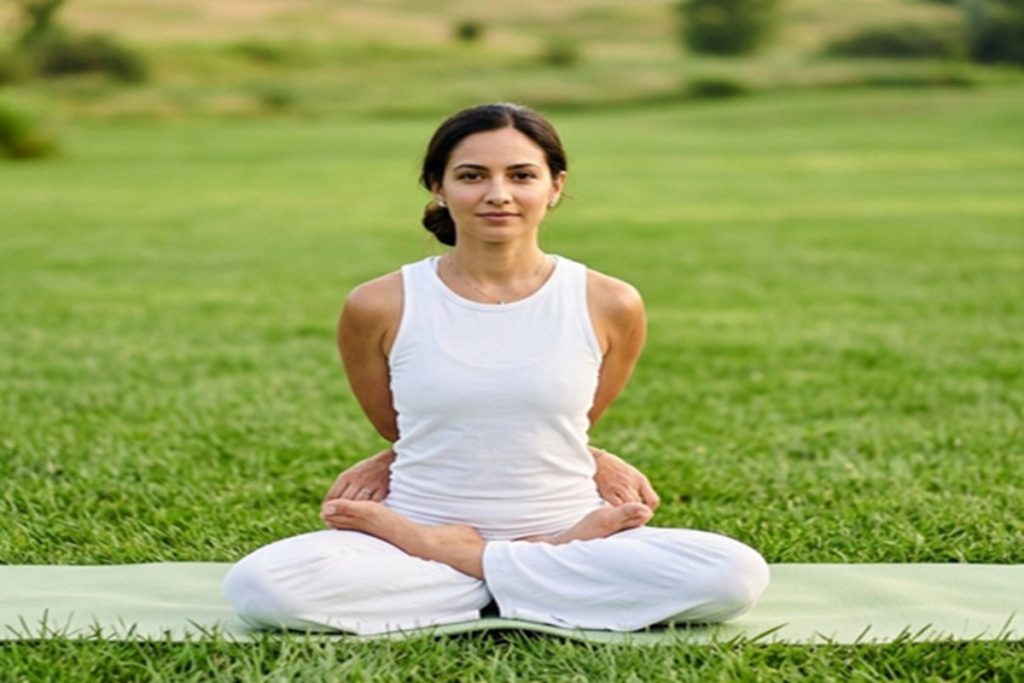 पद्मासन का एडवांस रूप है बद्ध पद्मासन, पाचन से लेकर रीढ़ तक के लिए है रामबाण!