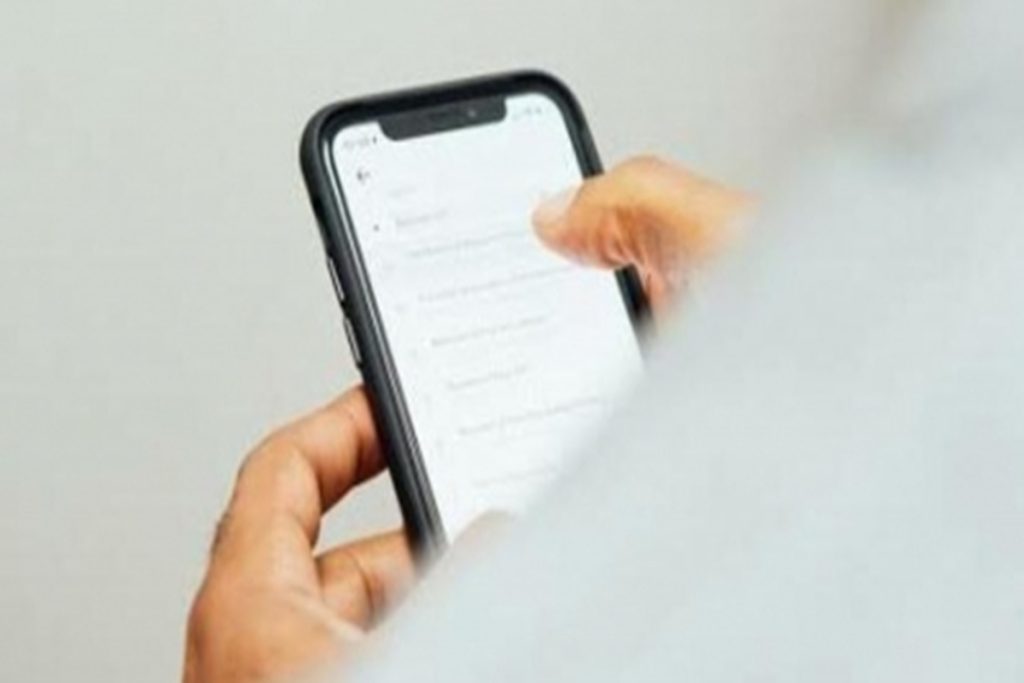 बच्चे मोबाइल छोड़ें, पेरेंट्स से करें बात: इटली के रेस्तरां ने निकाला अनोखा तरीका!
