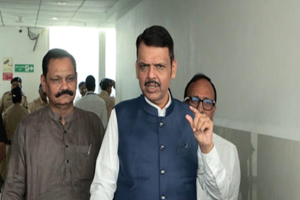 फडणवीस का कांग्रेस पर हमला, संवैधानिक संस्थाओं को बदनाम करने का आरोप!