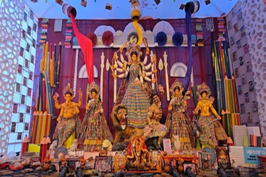 बिलासपुर में कॉपी-किताबों से सजा दुर्गा पंडाल, विसर्जन बाद बच्चों को मिलेगा सामान!