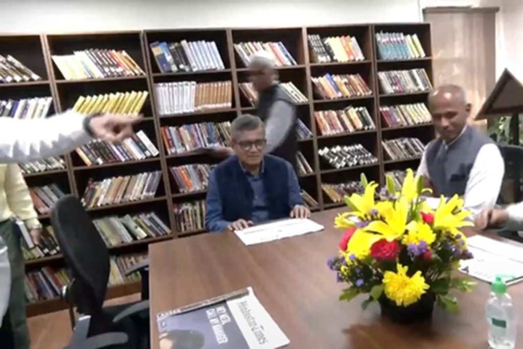 रक्षा मंत्रालय का स्वच्छता अभियान, बेकार कमरे का कायाकल्प कर बनाई लाइब्रेरी!
