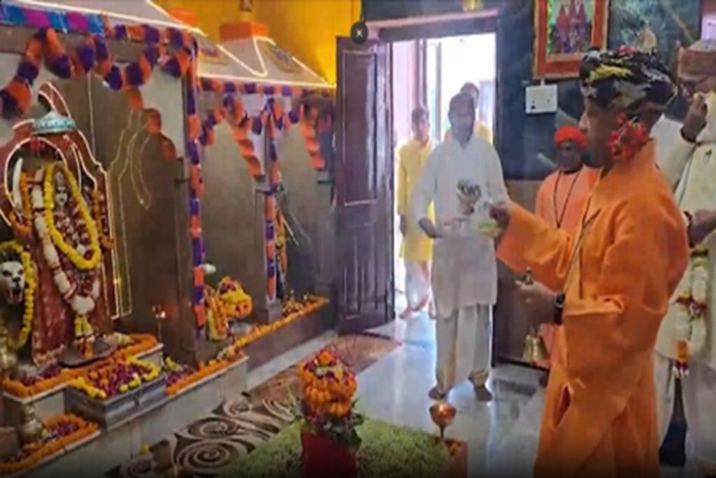 विजयादशमी पर सीएम योगी ने की गुरु गोरखनाथ आराधना, गोपूजन कर मांगा लोकमंगल!