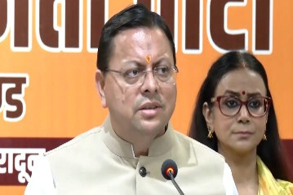 अखिलेश के घुसपैठिए बयान पर भड़के उत्तराखंड सीएम, बताया देवभूमि का अपमान​!