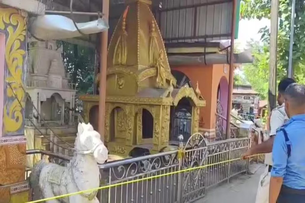 बंगाल के राम मंदिर में तोड़फोड़, खून जैसा पदार्थ मिला!