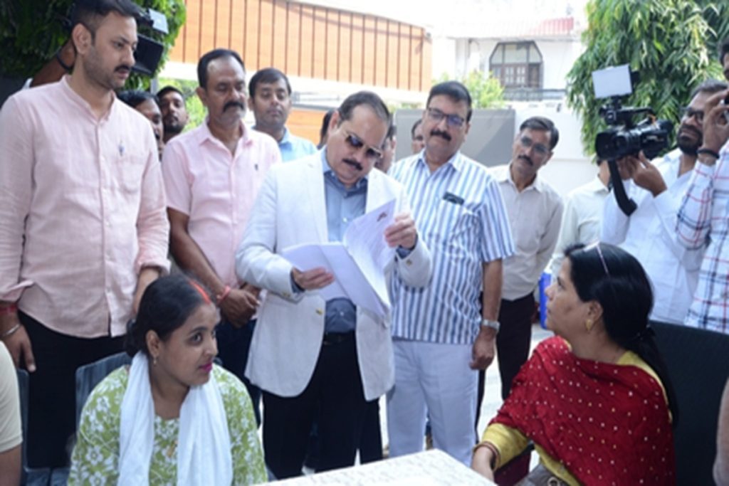यूपी में मतदाता सूची सुधार अभियान तेज, निर्वाचन अधिकारी ने बूथों का निरीक्षण किया!