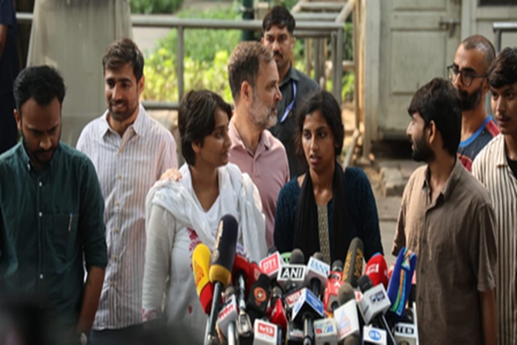 ‘प्रधानमंत्री से लेकर सिपाही तक को दिलाएंगे सजा’, प्रेस कॉन्फ्रेंस में बोले राहुल गांधी!
