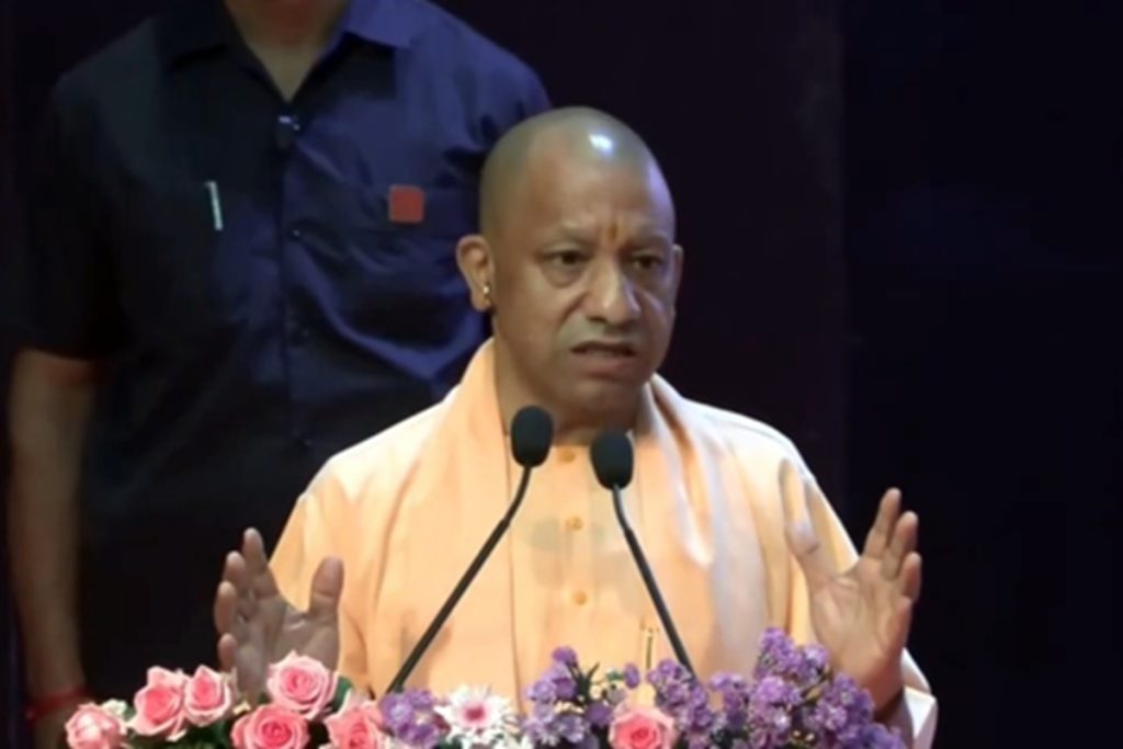 योगी का हमला, सपा-कांग्रेस ने युवाओं को बोझ माना, हमने रोजगार दिया!