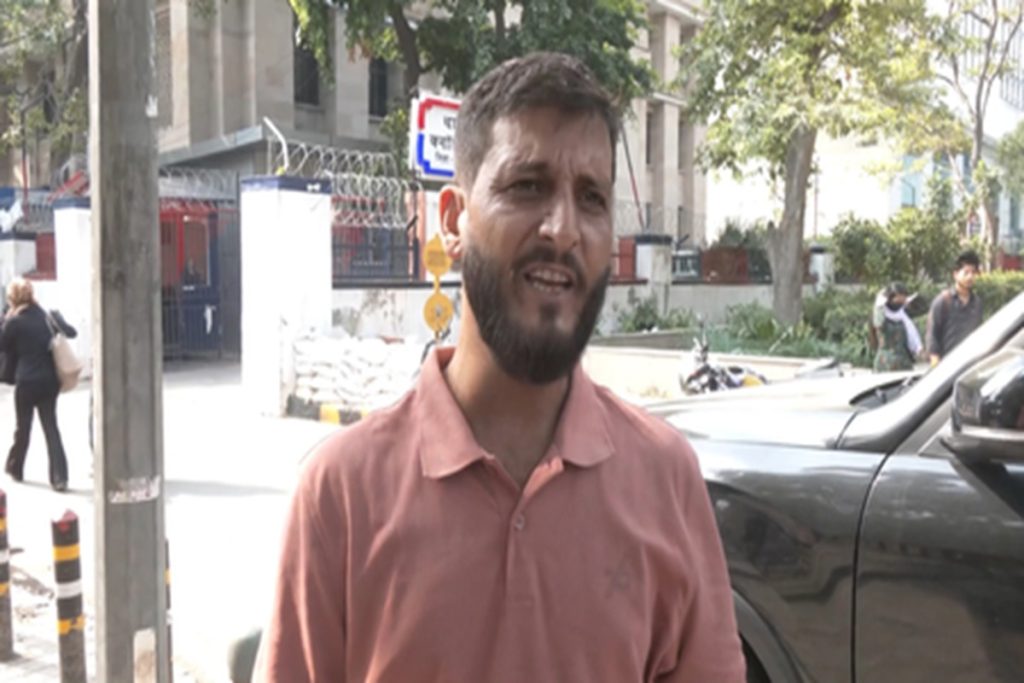 दिल्ली में कांग्रेस प्रदर्शन के दौरान युवक से मारपीट, पीएम नारे लगाने पर पीटा गया!