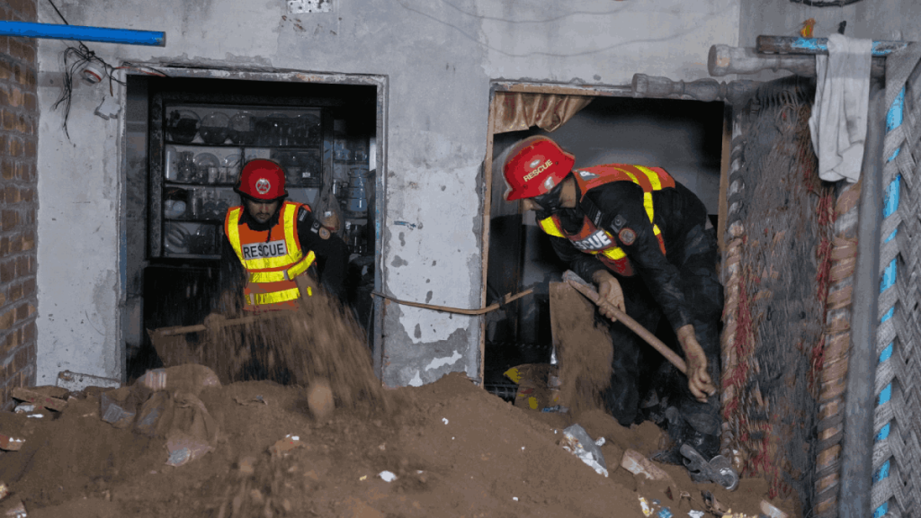 पाकिस्तान में स्कूल की छत गिरने से स्टूडेंट्स समेत 21 लोगों की मौत