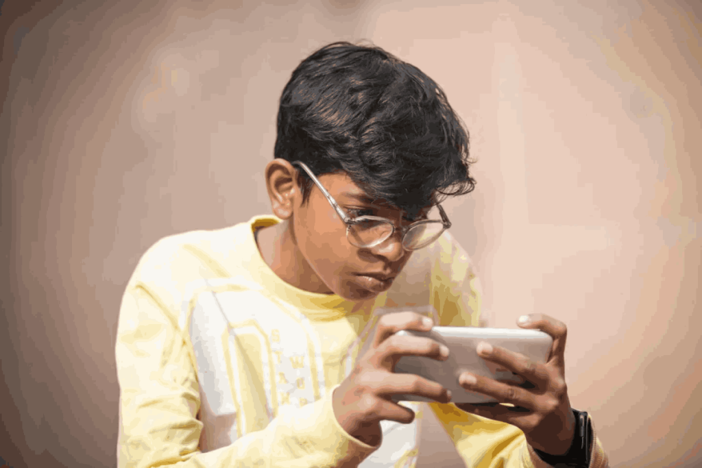 बच्चों के सोशल मीडिया इस्तेमाल पर रोक लगाने की मांग